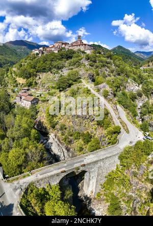 Blick aus der Vogelperspektive auf das Dorf Antraigues sur Volane in Ardeche, Südfrankreich Stockfoto