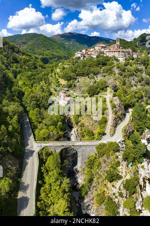 Blick aus der Vogelperspektive auf das Dorf Antraigues sur Volane in Ardeche, Südfrankreich Stockfoto