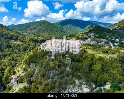 Blick aus der Vogelperspektive auf das Dorf Antraigues sur Volane in Ardeche, Südfrankreich Stockfoto