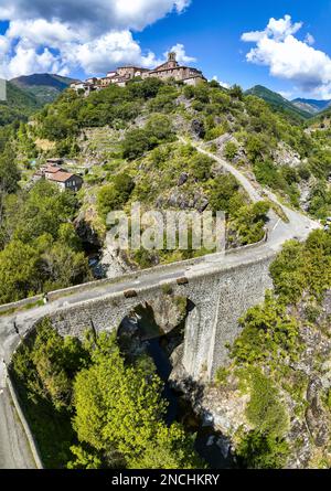 Blick aus der Vogelperspektive auf das Dorf Antraigues sur Volane in Ardeche, Südfrankreich Stockfoto