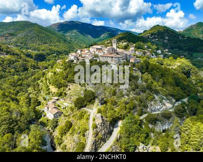 Blick aus der Vogelperspektive auf das Dorf Antraigues sur Volane in Ardeche, Südfrankreich Stockfoto