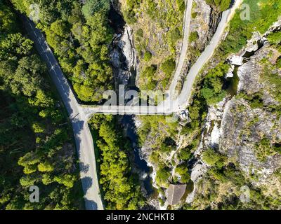 Blick aus der Vogelperspektive auf das Dorf Antraigues sur Volane in Ardeche, Südfrankreich Stockfoto