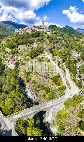 Blick aus der Vogelperspektive auf das Dorf Antraigues sur Volane in Ardeche, Südfrankreich Stockfoto