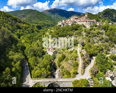 Blick aus der Vogelperspektive auf das Dorf Antraigues sur Volane in Ardeche, Südfrankreich Stockfoto