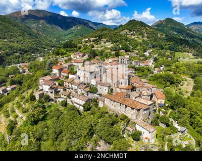 Blick aus der Vogelperspektive auf das Dorf Antraigues sur Volane in Ardeche, Südfrankreich Stockfoto