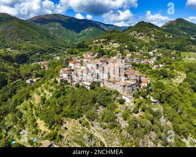 Blick aus der Vogelperspektive auf das Dorf Antraigues sur Volane in Ardeche, Südfrankreich Stockfoto