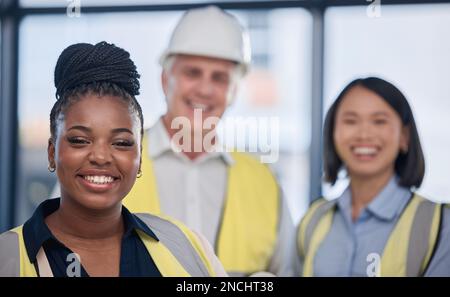 Ingenieurwesen, Vielfalt und Porträt eines Industrieteams, das an einem Bauprojekt arbeitet. Zusammenarbeit, verschiedene Rassen und eine Gruppe von Industriearbeitern Stockfoto