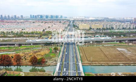 SHANGHAI, CHINA - 14. FEBRUAR 2023 - Am 14. Februar 2023 fährt Ein Hochgeschwindigkeitszug auf der Songjiang-Brücke der Shanghai-Kunming-Linie in Shanghai, China. Die Stockfoto