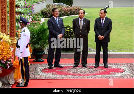 Phnom Penh, Kambodscha. 15. Februar 2023. Die drei stellvertretenden Premierminister Sar Kheng, der Verteidigungsminister Tea Banh und Prak Sokhonn, Außenminister, warten Sie vor dem Hauptquartier des Senats für den deutschen Präsidenten Steinmeier, der vom amtierenden Staatschef und Senatspräsidenten von Kambodscha, Chhum, mit militärischen Ehren begrüßt wird. Präsident Steinmeier und seine Frau besuchen die Länder Kambodscha und Malaysia während einer fünftägigen Reise nach Südostasien. Kredit: Bernd von Jutrczenka/dpa/Alamy Live News Stockfoto