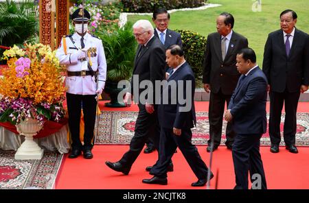 Phnom Penh, Kambodscha. 15. Februar 2023. Der deutsche Präsident Frank-Walter Steinmeier wird vom amtierenden Staatschef und Präsidenten des kambodschanischen Senats Say Chhum im Hauptquartier des Senats mit militärischen Ehren begrüßt. Dahinter stehen drei stellvertretende Premierminister (l-r) Sar Kheng, Innenminister, Tea Banh, Verteidigungsminister, und Prak Sokhonn, Außenminister. Präsident Steinmeier und seine Frau besuchen Kambodscha und Malaysia während einer fünftägigen Reise nach Südostasien. Kredit: Bernd von Jutrczenka/dpa/Alamy Live News Stockfoto