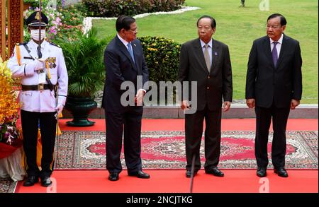 Phnom Penh, Kambodscha. 15. Februar 2023. Die drei stellvertretenden Premierminister Sar Kheng, der Verteidigungsminister Tea Banh und Prak Sokhonn, Außenminister, stehen Sie vor dem Hauptquartier des Senats, wo der deutsche Präsident Steinmeier vom amtierenden Staatschef und Senatspräsidenten Kambodschas, Say Chhum, mit militärischen Ehren begrüßt wird. Präsident Steinmeier und seine Frau besuchen die Länder Kambodscha und Malaysia auf einer fünftägigen Reise nach Südostasien. Kredit: Bernd von Jutrczenka/dpa/Alamy Live News Stockfoto