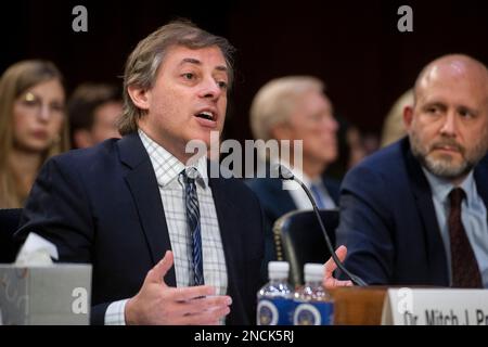 Mitch J. Prinstein, PhD, ABPP, Chief Science Officer, American Psychological Association, Beantwortet Fragen während einer Anhörung des Senatskomitees für die Justiz, um den Schutz unserer Kinder online zu untersuchen, im Hart Senatbürogebäude in Washington, DC, USA, Dienstag, 14. Februar, 2023. Foto von Rod Lamkey/CNP/ABACAPRESS.COM Stockfoto