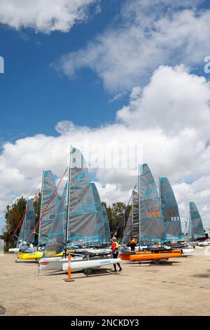 Weta-Boote werden für das Rennen vorbereitet, Australian Weta Class National Championships, Gippsland Lakes, Paynesville, Victoria, Australien. Stockfoto