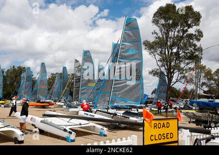 Weta-Boote werden für das Rennen vorbereitet, Australian Weta Class National Championships, Gippsland Lakes, Paynesville, Victoria, Australien. Stockfoto