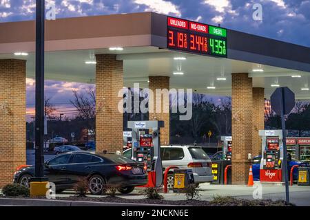 Das Kroger Fuel Center mit beleuchteten Benzinpreisen in der Abenddämmerung in Snellville, Georgia. (USA) Stockfoto