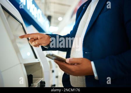 Check-in, Buchung und Hände eines Mannes mit Telefon für Reise-, Ticket- und Fluginformationen. Reservierungen, Service und Geschäftsleute, die an einer Maschine tippen Stockfoto