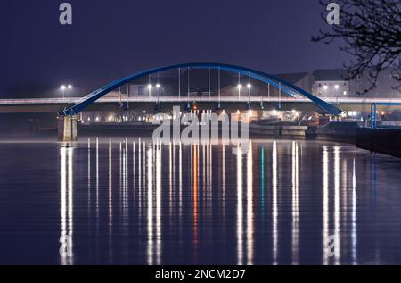 15. Februar 2023, Brandenburg, Frankfurt (oder): Die Stadtbrücke über die deutsch-polnische Grenze (oder) ist am frühen Morgen hell erleuchtet. Die Brücke verbindet die polnische Stadt Slubice am linken Ufer mit Frankfurt (oder) in Brandenburg. Foto: Patrick Pleul/dpa Stockfoto