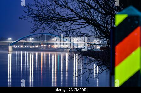 15. Februar 2023, Brandenburg, Frankfurt (oder): Die Stadtbrücke über die deutsch-polnische Grenze (oder) ist am frühen Morgen hell erleuchtet. Die Brücke verbindet die polnische Stadt Slubice am linken Ufer mit Frankfurt (oder) in Brandenburg. Foto: Patrick Pleul/dpa Stockfoto