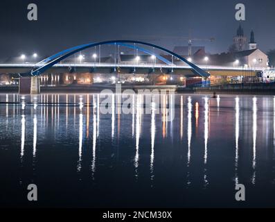 Slubice, Polen. 15. Februar 2023. Am frühen Morgen ist die Stadtbrücke über die deutsch-polnische Grenze oder hell erleuchtet. Die Brücke verbindet die polnische Stadt Slubice am linken Ufer mit Frankfurt (oder) in Brandenburg. Kredit: Patrick Pleul/dpa/Alamy Live News Stockfoto