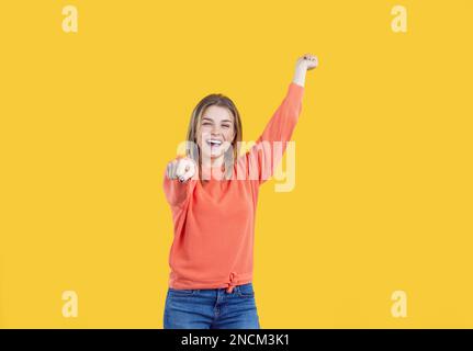 Studioporträt einer lustigen, fröhlichen, wunderschönen jungen Frau, die wie ein Cowgirl tanzt Stockfoto