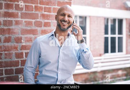 Manche reden, manche arbeiten, die erfolgreichen tun beides. Ein erwachsener Geschäftsmann, der ein Smartphone außerhalb eines modernen Büros verwendet. Stockfoto