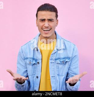 Verwirrt, verärgert und Porträt eines Mannes in einem Studio mit einem zweifelhaften, verärgerten und launischen Gesichtsausdruck. Wütend, Fehler und männliches Model, das Zeichensprache macht Stockfoto