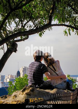 Paris, Frankreich, Teenager-Paar, sitzt hinter, Silhouette, Genießen Sie Urban Park, Scene, Parc Buttes Chaumont Romantisch Stockfoto