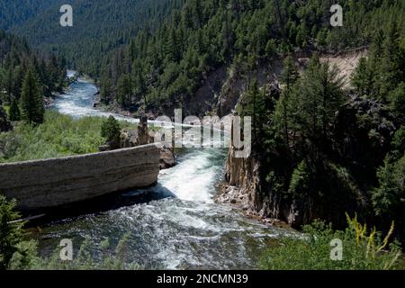 Der Sonnenstrahldamm am Main Salmon River im Zentrum von Idaho. Es wurde 1910 erbaut und 1934 teilweise entfernt. Es wurde gebaut, um Energie für die Nachbarschaft zu erzeugen Stockfoto