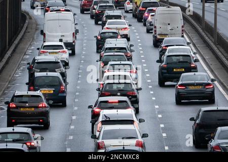 Aktenfoto vom 23. Oktober 12/22 über den Verkehr am A13. In London. Neue Forschungsergebnisse zeigen, dass London die langsamste und zweitteuerste Stadt der Welt ist. Im Jahr 2022 dauerte es durchschnittlich 36 Minuten und 20 Sekunden, um 10 Kilometer (6,2 Meilen) im Zentrum der Hauptstadt zu fahren, so der Spezialist für Geolokalisierungstechnologie TomTom. Das war eine Minute und 50 Sekunden langsamer als 2021 und stellt die längste Zeit für eine Reise dieser Distanz im letzten Jahr aus allen 389 Städten in 56 analysierten Ländern dar. Ausgabedatum: Mittwoch, 15. Februar 2023. Stockfoto