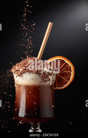 Schokoladencocktail mit Schlagsahne mit Schokoladenchips und garniert mit einer getrockneten Orangenscheibe. Speicherplatz kopieren. Stockfoto