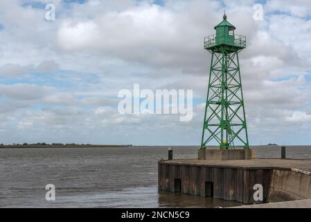 Kleiner grüner Leuchtturm an der Mündung des Geeste in der Nordsee, Bremerhaven Stockfoto