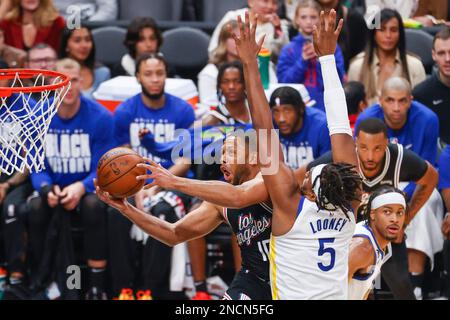 Los Angeles, Kalifornien, USA. 14. Februar 2023. Eric GORDON (10) der Clippers von Los Angeles geht während eines NBA-Spiels in Los Angeles dem Druck der Golden State Warriors, Kevon Looney (5), nach. (Kreditbild: © Ringo Chiu/ZUMA Press Wire) NUR REDAKTIONELLE VERWENDUNG! Nicht für den kommerziellen GEBRAUCH! Stockfoto