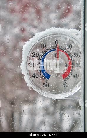 Thermometer mit Celsius-Skala am Außenfenster Stockfoto