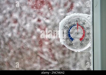 Thermometer mit Celsius-Skala am Außenfenster Stockfoto