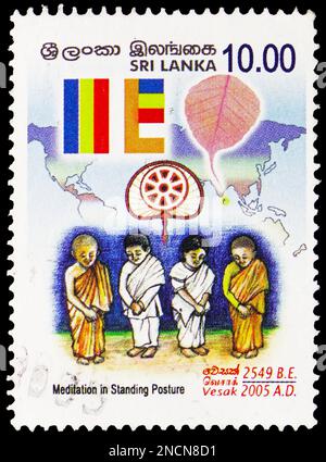 MOSKAU, RUSSLAND - 4. FEBRUAR 2023: Poststempel in Sri Lanka zeigt Meditation in Standposition, Vesak Festival Serie, ca. 2005 Stockfoto