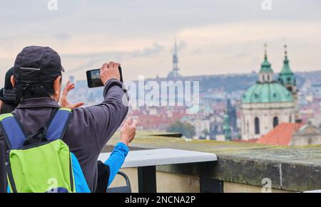 Reisende machen Fotos mit dem Smartphone, um ein Reisefoto zu machen Stockfoto