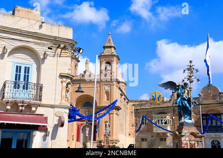 Stadtblick auf Marsaxlokk, ein beliebtes Fischerdorf am Südosten der Hauptinsel Malta. Stockfoto