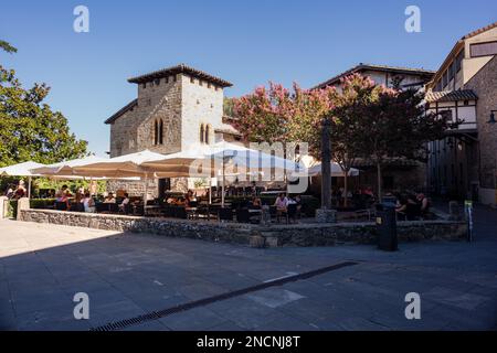 Pamplona, Spanien - 01. August 2022: Blick auf das berühmte Bar-Restaurant Caballo Blanco in Pamplona Stockfoto