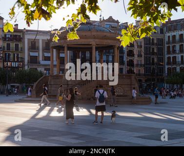 Pamplona, Spanien - 01. August 2022: Blick auf den Hauptplatz von Pamplona, genannt plaza del Castillo, Navarra Spanien Stockfoto