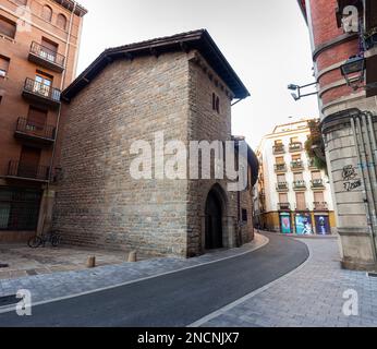 Pamplona, Spanien - 01. August 2022: Perspektive der gotischen Fassade der Kontenkammer Cámara de Comptos de Navarra. Es ist der älteste Stockfoto