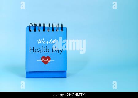 Weltgesundheitstag-Datum-Erinnerung auf blauem Schreibtischkalender. Festungskonzept. Stockfoto
