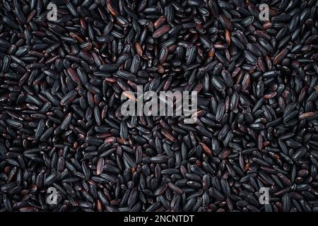 Textur von schwarzem Vollkornreis. Draufsicht, Nahaufnahme Stockfoto