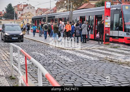 Prag, Tschechien - 26. Oktober 2018. Leute, die eine Straßenbahn im Zentrum von Prag nehmen Stockfoto