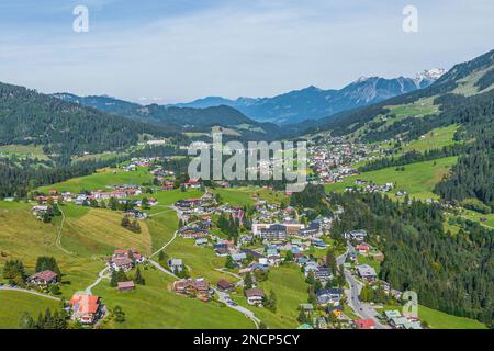 Das wunderschöne Kleinwalsertal bei Hirschegg in Vorarlberg im Herbst von oben, erster Schnee in den Bergen Stockfoto