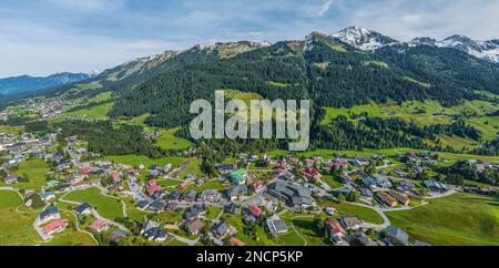 Das wunderschöne Kleinwalsertal bei Hirschegg in Vorarlberg im Herbst von oben, erster Schnee in den Bergen Stockfoto