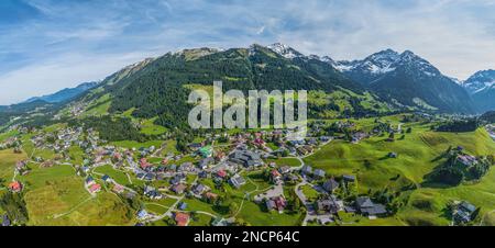 Das wunderschöne Kleinwalsertal bei Hirschegg in Vorarlberg im Herbst von oben, erster Schnee in den Bergen Stockfoto
