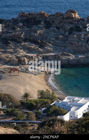 IOS, Griechenland - 1. Juni 2021 : Panoramablick auf eine luxuriöse, weiß getünchte Villa und einen wunderschönen, leeren Sandstrand in iOS Greece Stockfoto