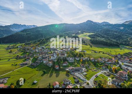 Luftblick auf die wunderschöne Landschaft rund um Lermoos in der Tiroler Zugspitz-Arena Stockfoto