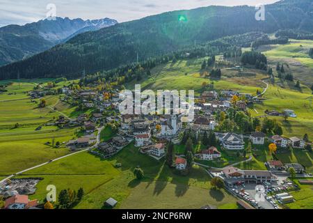 Luftblick auf die wunderschöne Landschaft rund um Lermoos in der Tiroler Zugspitz-Arena Stockfoto