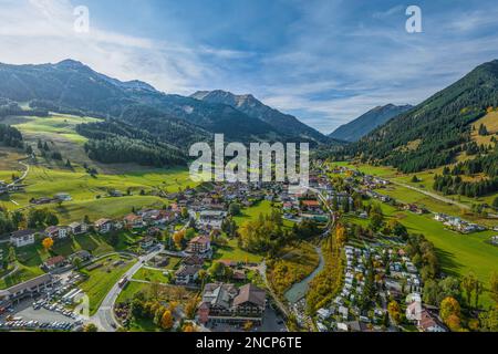 Luftblick auf die wunderschöne Landschaft rund um Lermoos in der Tiroler Zugspitz-Arena Stockfoto